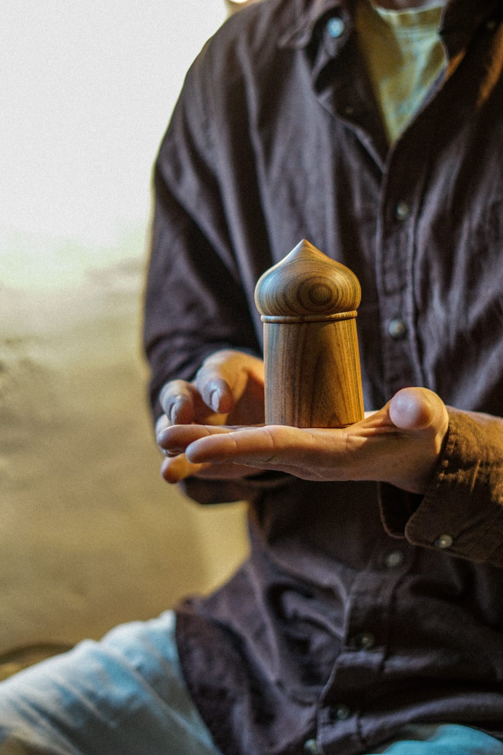 Nicolas Janecke mit einer handgedrechselten Holzdose
